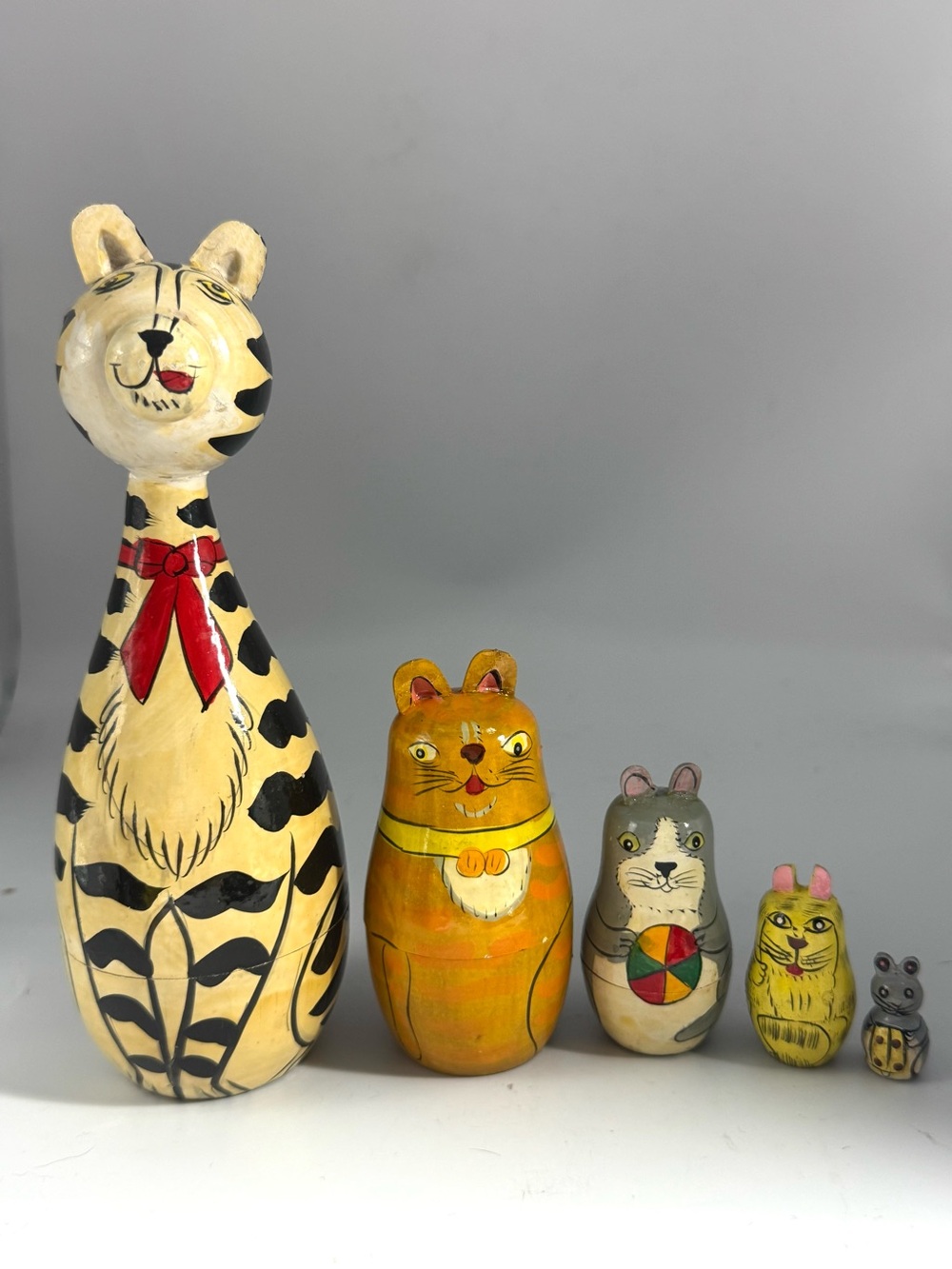 Wooden Cats Nesting (4 cats and 1 mouse)